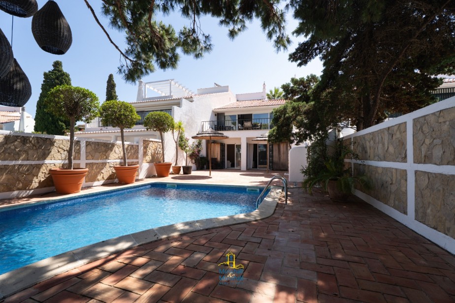 What a dream location with a sea view, on the edge of the resort of Vale do Lobo