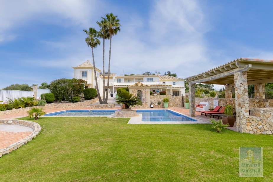 This old manor house is a prestigious seven bedroom property in a prime location.