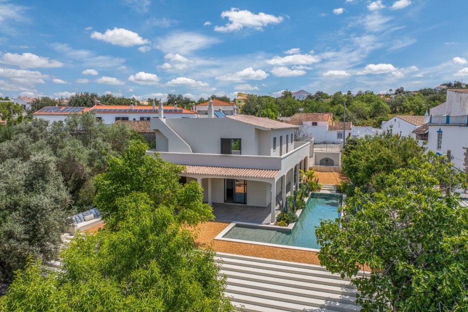 A fully renovated 4 bedroom house